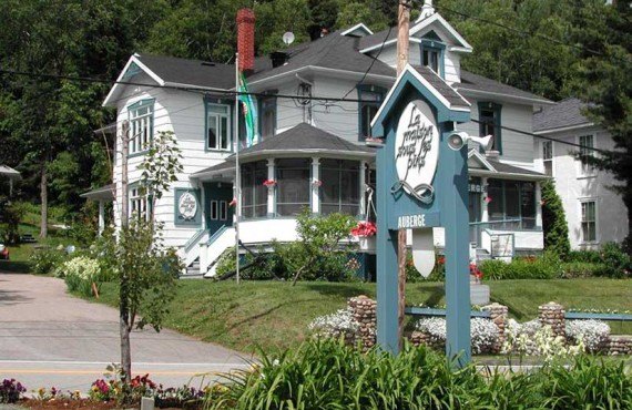 Maison sous les Pins - Saint Joseph de la Rive, Qc Maison sous les Pins - Saint Joseph de la Rive, Qc