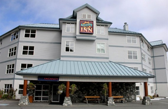 1-quaterdeck-inn-ext 1-quaterdeck-inn-ext