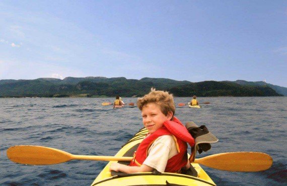 Kayak de mer en famille sur le fjord du Saguenay Kayak de mer en famille sur le fjord du Saguenay