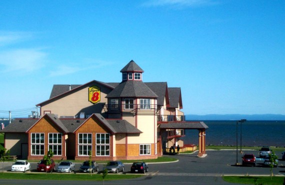 1-super-8-caraquet-ext 1-super-8-caraquet-ext