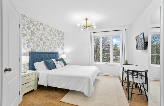 Room with 1 queen bed Room with 1 queen bed