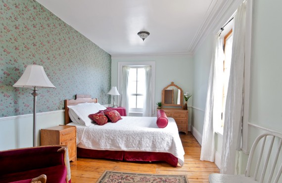 2-aub-des-iles-du-bic-chambre- lit-queen 2-aub-des-iles-du-bic-chambre- lit-queen