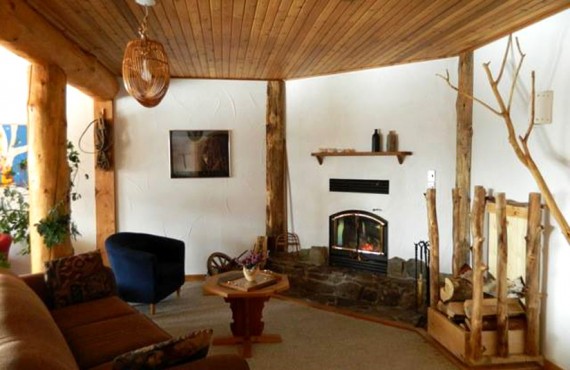 Auberge Logpile - Salon avec foyer Auberge Logpile - Salon avec foyer