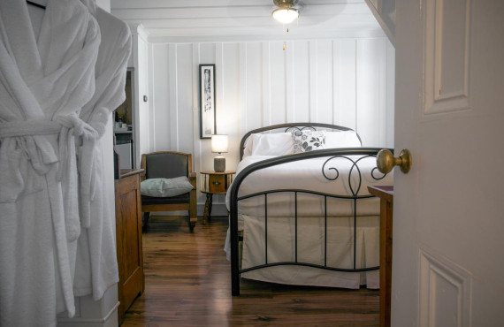 Comfort room - 1 queen bed Comfort room - 1 queen bed
