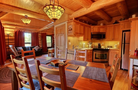 Intérieur d'un chalet en bois rond Intérieur d'un chalet en bois rond