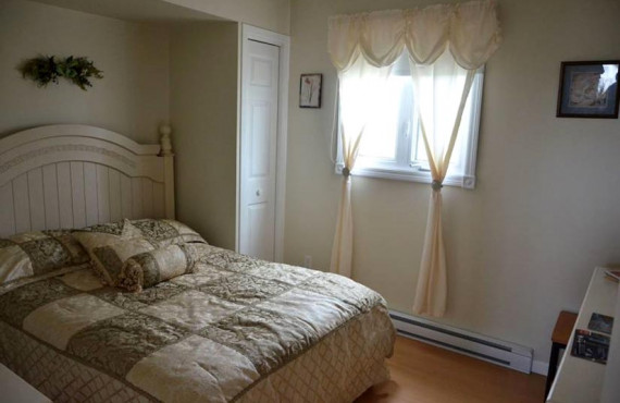 Room with 1 queen bed Room with 1 queen bed