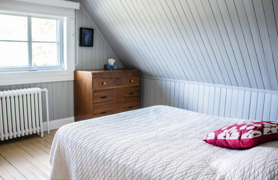 Room with 1 queen bed Room with 1 queen bed