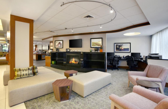 hampton-inn-lancaster-lobby hampton-inn-lancaster-lobby