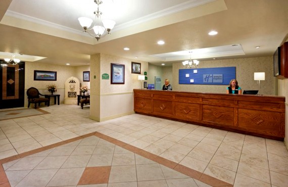 2-holiday-inn-express-reception 2-holiday-inn-express-reception