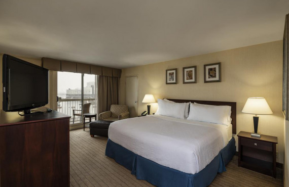 Chambre lit queen avec vue sur le port Chambre lit queen avec vue sur le port