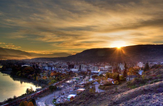 Lever du soleil sur Kamloops, BC Lever du soleil sur Kamloops, BC