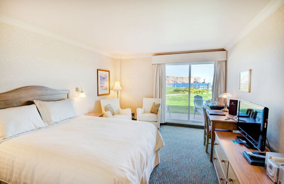 Standard Percé Rock view with one queen size bed Standard Percé Rock view with one queen size bed