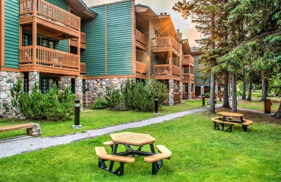 2-lake-louise-inn-4 2-lake-louise-inn-4