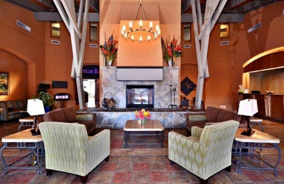 2-manteo-resort-spa-kelowna-lobby 2-manteo-resort-spa-kelowna-lobby