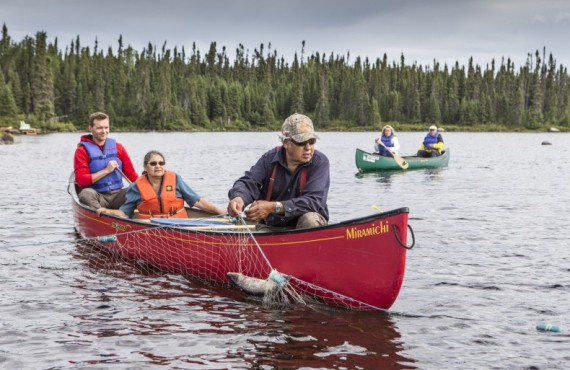 Canot sur le site autochtone Nuuhchimmi Wiinuu, Tourisme Eeyou Istchee Baie-James © Mathieu Dupuis Canot sur le site autochtone Nuuhchimmi Wiinuu, Tourisme Eeyou Istchee Baie-James © Mathieu Dupuis