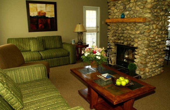 2-tonquin-inn-salon 2-tonquin-inn-salon