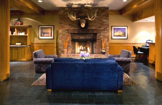 2-whistler-village-inn-lobby 2-whistler-village-inn-lobby