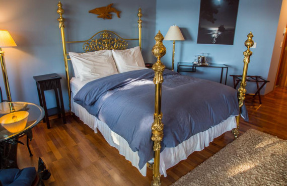 Four-poster queen bed Four-poster queen bed