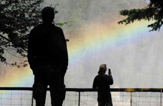 Arc-en-ciel sous la chute Arc-en-ciel sous la chute