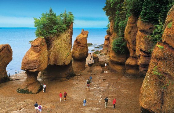 Hopewell Rocks at low tide (New-Brunswick Tourism)
