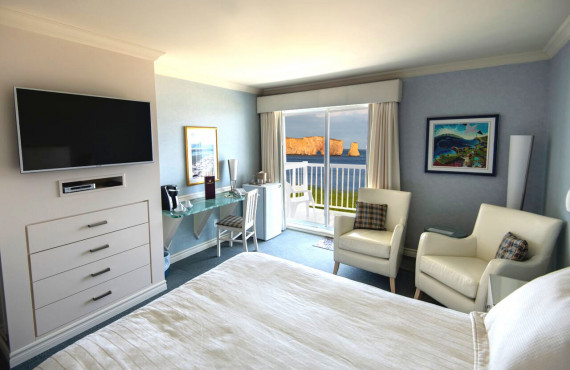 Standard Percé Rock view with one queen size bed Standard Percé Rock view with one queen size bed