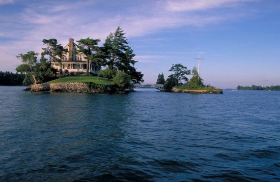 Isolated home in the Thousand Islands (Ontario Tourism )
