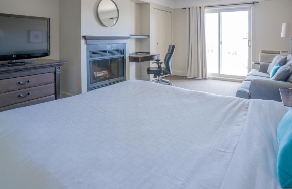 Room with 1 queen bed Room with 1 queen bed