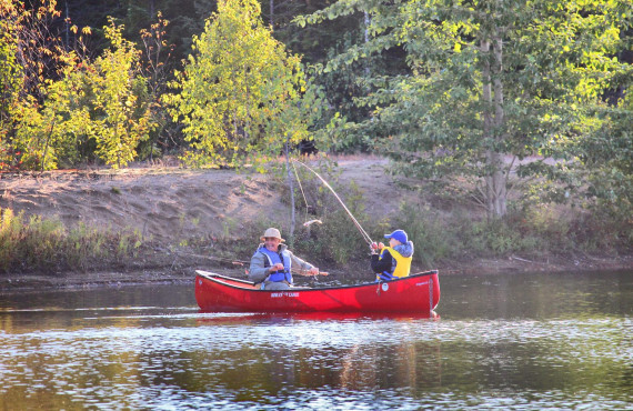 Pêche sur le lac (Au Chalet en Bois Rond)