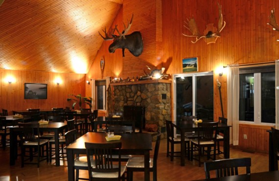 Pourvoirie du Fer à Cheval - Salle à manger Pourvoirie du Fer à Cheval - Salle à manger