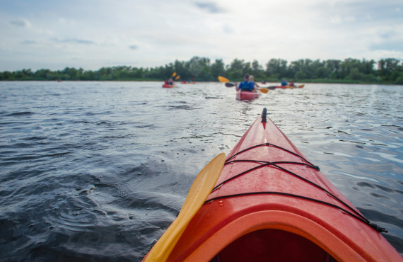 Aventure sur l’eau en kayak  (iStock-968903022-maki_shmaki)
