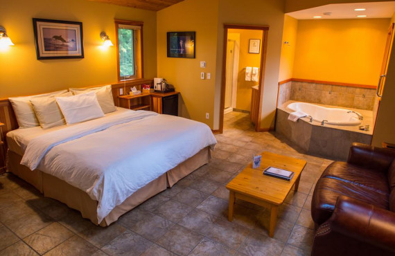 King room with jetted tub King room with jetted tub
