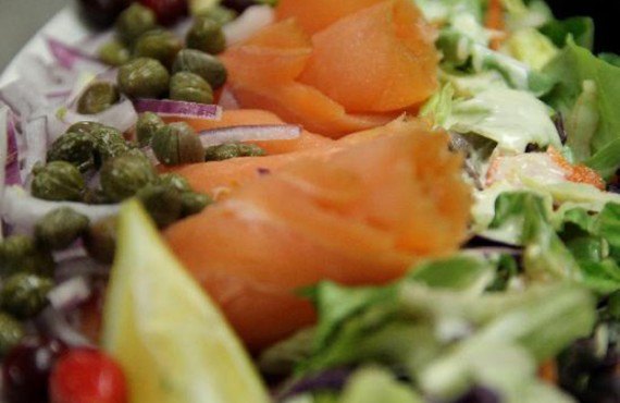 Salade aux crevettes et saumon fume Salade aux crevettes et saumon fume