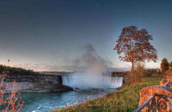 Les chutes Niagara au coucher du soleil Les chutes Niagara au coucher du soleil