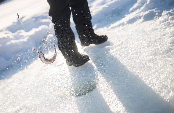 Plongez votre ligne dans un trou percé dans la glace Plongez votre ligne dans un trou percé dans la glace
