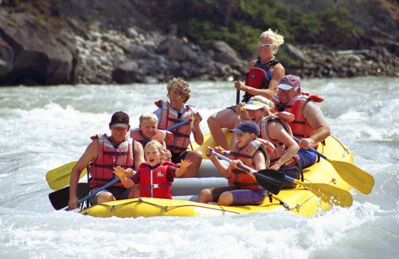 En rafting sur la rivière Athabasca En rafting sur la rivière Athabasca