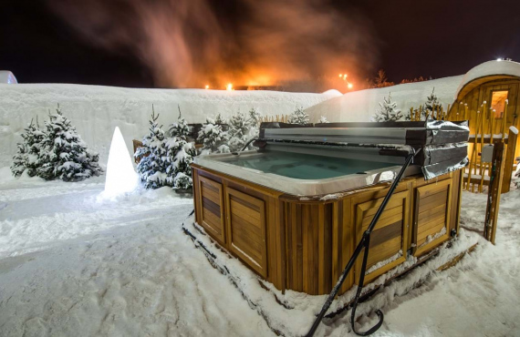 Sauna & Jacuzzi sous les étoiles Sauna & Jacuzzi sous les étoiles