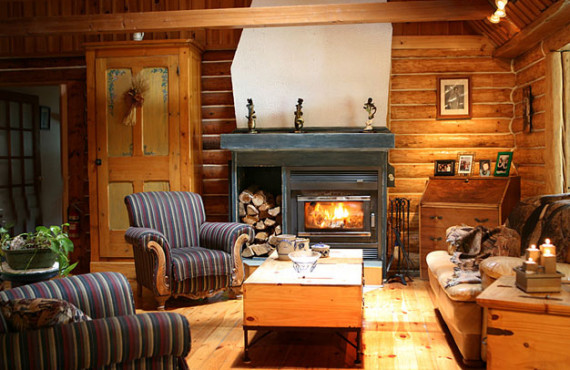 Salon avec foyer au bois Salon avec foyer au bois