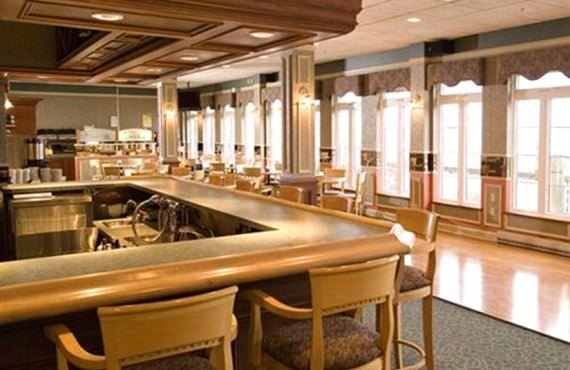 5-chateau-moncton-bar-lounge 5-chateau-moncton-bar-lounge