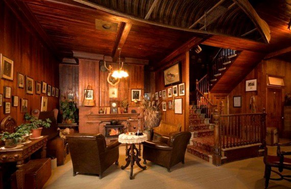 Hall avec foyer, Pourvoirie Seignerie du Triton Hall avec foyer, Pourvoirie Seignerie du Triton