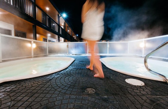 2 outdoor jacuzzis 2 outdoor jacuzzis