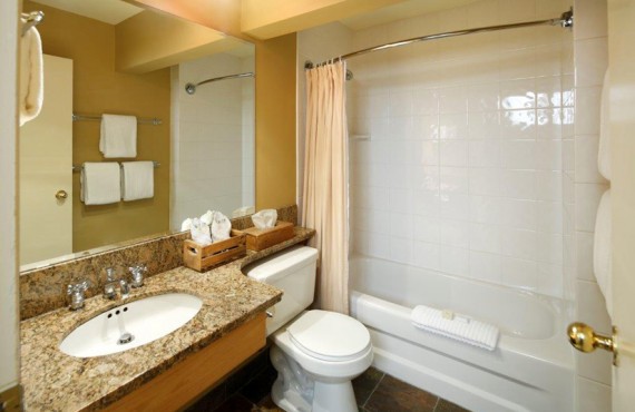 Pourvoirie Emerald Lake - Salle de bain Pourvoirie Emerald Lake - Salle de bain