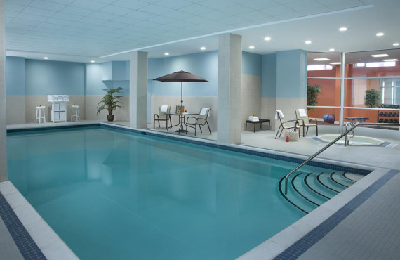 Piscine intérieure à l'eau salée Piscine intérieure à l'eau salée