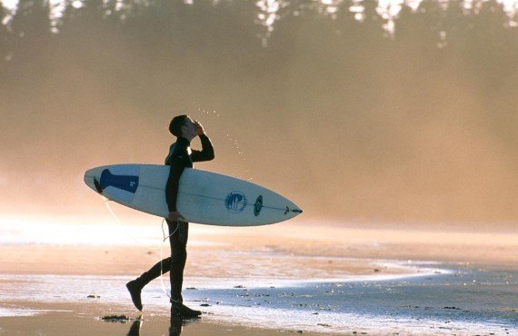 Surfeur à Long Beach (Destination BC, JF Bergeron)