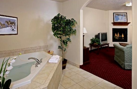 Suite avec Jacuzzi et Foyer Suite avec Jacuzzi et Foyer