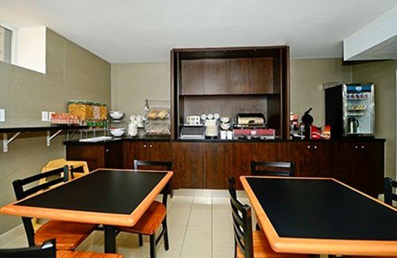 Comfort Inn Toronto - Salle du Petit-déjeuner Comfort Inn Toronto - Salle du Petit-déjeuner