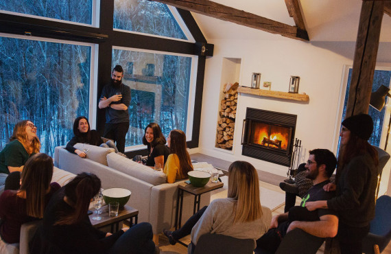 Salon avec foyer au bois Salon avec foyer au bois