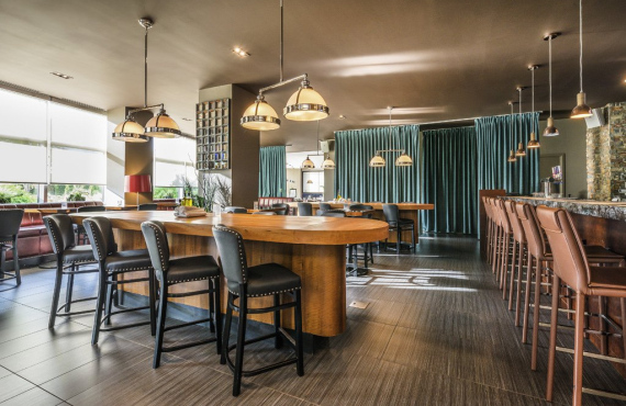 Bar (© Tudor Spinu) Bar (© Tudor Spinu)