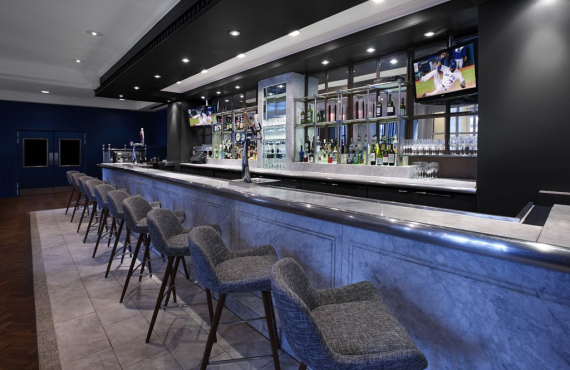 Bar (© Thomas Malone) Bar (© Thomas Malone)