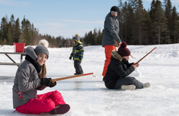 La pêche sur glace (Au Chalet en Bois Rond)