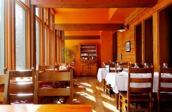 Pourvoirie Emerald Lake - Salle à manger Pourvoirie Emerald Lake - Salle à manger